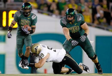 EUGENE, OR - SEPTEMBER 12:  LaMichael James #21 of the Oregon Ducks runs the ball against Nick Mondek #99 of the Purdue Boilermakers as Mark Asper #79 tries to block at Autzen Stadium on September 12, 2009 in Eugene, Oregon.  (Photo by Jonathan Ferrey/Getty Images)