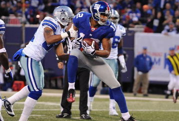 EAST RUTHERFORD, NJ - NOVEMBER 02:  Steve Smith #12 of the New York Giants scores a touchdown as Orlando Scandrick #32 of the Dallas Cowboys defends during their game on November 2, 2008 at Giants Stadium in East Rutherford, New Jersey.  (Photo by Al Bello/Getty Images)