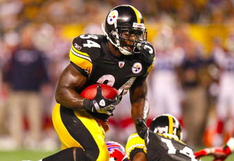 PITTSBURGH - AUGUST 29: Running back Rashard Mendenhall of the Pittsburgh Steelers carries the ball in the secong quarter during the game against the Buffalo Bills at Heinz Field on August 29, 2009 in Pittsburgh, Pennsylvania. (Photo by Gregory Shamus/Getty Images)