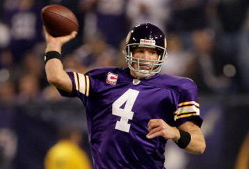 MINNEAPOLIS - OCTOBER 05:  Quarterback Brett Favre #4 of the Minnesota Vikings passes during the game against the Green Bay Packers on October 5, 2009 at Hubert H. Humphrey Metrodome in Minneapolis, Minnesota.  (Photo by Jamie Squire/Getty Images)