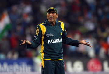 CENTURION, SOUTH AFRICA - SEPTEMBER 26:  Younis Khan of Pakistan looks on during the  ICC Champions Trophy group A match between India and Pakistan at Centurion on September 26, 2009 in Centurion, South Africa.  (Photo by Tom Shaw/Getty Images)