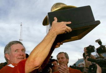 DALLAS - OCTOBER 7:  Head coach Mack Brown of the Texas Longhorns lifts the 'Golden Hat', the traditional Red River Shootout trophy, after winning against the Oklahoma Sooners at the Cotton Bowl on October 7, 2006 in Dallas, Texas. The Longhorns won 28-10. (Photo by Ronald Martinez/Getty Images)
