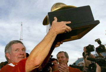 DALLAS - OCTOBER 7:  Head coach Mack Brown of the Texas Longhorns lifts the 'Golden Hat', the traditional Red River Shootout trophy, after winning against the Oklahoma Sooners at the Cotton Bowl on October 7, 2006 in Dallas, Texas. The Longhorns won 28-10. (Photo by Ronald Martinez/Getty Images)