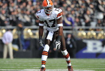 BALTIMORE - SEPTEMBER 27:  Braylon Edwards #17 of the Cleveland Browns prepares to run downfield against the Baltimore Ravens at M&T Bank Stadium on September 27, 2009 in Baltimore, Maryland. The Ravens defeated the Browns 34-3. (Photo by Larry French/Getty Images)