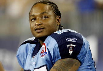 NASHVILLE, TN - AUGUST 15: LenDale White #25 of the Tennessee Titans looks on against the Tampa Bay Buccaneers during a preseason NFL game at LP Field on August 15, 2009 in Nashville, Tennessee. The Titans beat the Buccaneers 27-20. (Photo by Joe Murphy/Getty Images) 