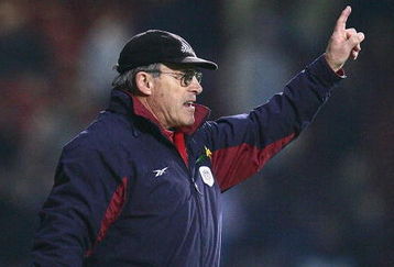 LONDON - MARCH 15: Dario Gradi, manager of Crewe Alexandra, issues instructions during the Coca Cola Championship match between West Ham United and Crewe Alexandra at Upton Park Stadium on March 15, 2005 in London, England.  (Photo by Phil Cole/Getty Images)