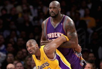 LOS ANGELES, CA - FEBRUARY 26:  Kobe Bryant #24 of the Los Angeles Lakers guards Shaquille O'Neal #32 of the Phoenix Suns during the NBA game at Staples Center February 26, 2009 in Los Angeles, California.  NOTE TO USER: User expressly acknowledges and agrees that, by downloading and or using this Photograph, user is consenting to the terms and conditions of the Getty Images License Agreement.  (Photo by Christian Petersen/Getty Images)