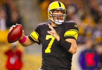 PITTSBURGH - OCTOBER 4:  Quarterback Ben Roethlisberger #7 of the Pittsburgh Steelers looks to pass the ball in the second quarter against the San Diego Chargers at Heinz Field on October 4, 2009 in Pittsburgh, Pennsylvania. (Photo by Gregory Shamus/Getty Images)