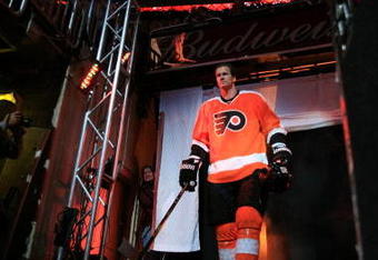 PHILADELPHIA - OCTOBER 06:  Chris Pronger #20 of the Phildelphia Flyers walks out for his first home game at the Wachovia Center on October 6, 2009 in Philadelphia, Pennsylvania.  (Photo by Bruce Bennett/Getty Images)