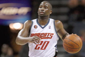 CHARLOTTE, NC - MARCH 16:  Raymond Felton #20 of the Charlotte Bobcats dribbles the ball against the Toronto Raptors during their game at Time Warner Cable Arena on March 16, 2009 in Charlotte, North Carolina.  NOTE TO USER: User expressly acknowledges and agrees that, by downloading and/or using this Photograph, user is consenting to the terms and conditions of the Getty Images License Agreement. (Photo by: Streeter Lecka/Getty Images)