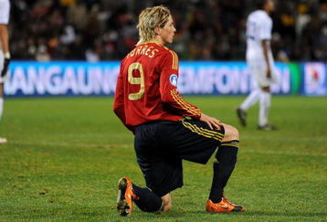 BLOEMFONTEIN, SOUTH AFRICA - JUNE 24:  Fernando Torres of Spain kneels dejected during the FIFA Confederations Cup Semi Final match between Spain and USA at Free State Stadium on June 24, 2009 in Bloemfontein, South Africa. USA won the match 2-0.  (Photo by Jasper Juinen/Getty Images)