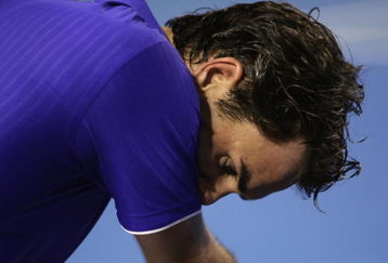 MELBOURNE, AUSTRALIA - FEBRUARY 01:  Roger Federer of Switzerland sits in his chair after the men's final match against Rafael Nadal of Spain during day fourteen of the 2009 Australian Open at Melbourne Park on  February 1, 2009 in Melbourne, Australia.  (Photo by Lucas Dawson/Getty Images)