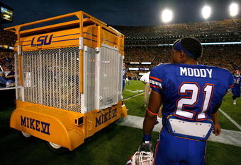 BATON ROUGE, LA - OCTOBER 10:  Emmanuel Moody #21 of the Florida Gators checks out Mike VI, mascot of the Louisiana State University Tigers, during pregame warmups at Tiger Stadium on October 10, 2009 in Baton Rouge, Louisiana.  (Photo by Kevin C. Cox/Getty Images)