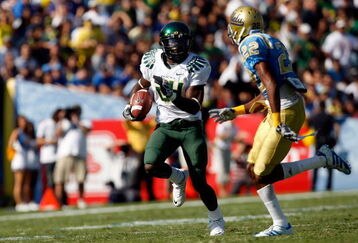 PASADENA, CA. - OCTOBER 10:  Kenjon Barner #24 of the Oregon Ducks runs a touchdown against Sheldon Price #22 of the UCLA Bruins on October 10, 2009 at the Rosebowl in Pasadena, California. the Ducks defeated the Bruins 24-10  (Photo by Jacob De golish/Getty Images)