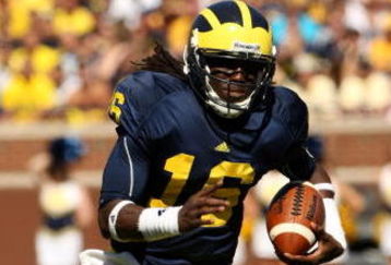 ANN ARBOR, MI - SEPTEMBER 19:  Quarterback Denard Robinson #16 of the Michigan Wolverines carries the ball on a 36 yard touchdown run in the fourth quarter against the Eastern Michigan Eagles at Michigan Stadium on September 19, 2009 in Ann Arbor, Michigan.  Michigan won 45-17.  (Photo by Stephen Dunn/Getty Images)