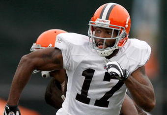BEREA, OH - AUGUST 07: Braylon Edwards #17 of the Cleveland Browns runs a pass rout during training camp at the Cleveland Browns Training and Administrative Complex on August 7, 2009 in Berea, Ohio.  (Photo by Gregory Shamus/Getty Images)