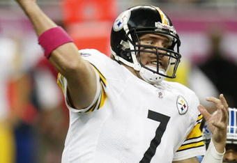 DETROIT , MI - OCTOBER 11:  Ben Roethlisberger #7 of the Pittsburgh Steelers throws a first quarter pass while playing the Detroit Lions on October 11, 2009 at Ford Field in Detroit, Michigan.  (Photo by Gregory Shamus/Getty Images)