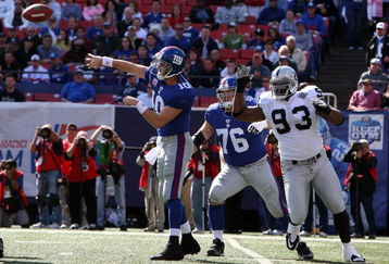 EAST RUTHERFORD, NJ - OCTOBER 11:  Eli Manning #10 of the New York Giants throws a pass against the Oakland Raiders on October 11, 2009 at Giants Stadium in East Rutherford, New Jersey.  (Photo by Jim McIsaac/Getty Images)