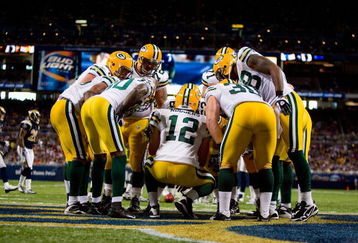 ST. LOUIS, MO - SEPTEMBER 27:  Aaron Rodgers #12 of the Green Bay Packers huddles with the offense during the game against the St. Louis Rams at the Edward Jones Dome on September 27, 2009 in St. Louis, Missouri.  (Photo by Dilip Vishwanat/Getty Images)