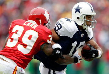 KANSAS CITY, MO - OCTOBER 11:  Miles Austin #19 of the Dallas Cowboys carries the ball as Brandon Carr #39 of the Kansas City Chiefs defends during the game on October 11, 2009 at Arrowhead Stadiumin Kansas City, Missouri.  (Photo by Jamie Squire/Getty Images)