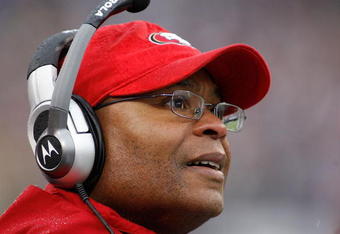 ORCHARD PARK, NY - NOVEMBER 30: Mike Singletary, head coach of the San Francisco 49ers watches from the sidelines against the Buffalo Bills on November 30, 2008 at Ralph Wilson Stadium in Orchard Park, New York. The 49ers won 10-3.  (Photo by Rick Stewart/Getty Images)