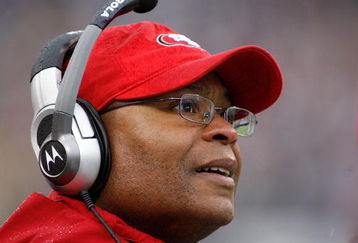 ORCHARD PARK, NY - NOVEMBER 30: Mike Singletary, head coach of the San Francisco 49ers watches from the sidelines against the Buffalo Bills on November 30, 2008 at Ralph Wilson Stadium in Orchard Park, New York. The 49ers won 10-3.  (Photo by Rick Stewart/Getty Images)