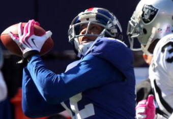 EAST RUTHERFORD, NJ - OCTOBER 11:  Steve Smith #12 of the New York Giants makes a 43 yard first quarter catch against the Oakland Raiders on October 11, 2009 at Giants Stadium in East Rutherford, New Jersey.  (Photo by Jim McIsaac/Getty Images)
