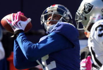 EAST RUTHERFORD, NJ - OCTOBER 11:  Steve Smith #12 of the New York Giants makes a 43 yard first quarter catch against the Oakland Raiders on October 11, 2009 at Giants Stadium in East Rutherford, New Jersey.  (Photo by Jim McIsaac/Getty Images)