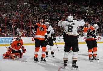 PHILADELPHIA - OCTOBER 10: Teemu Selanne #8 of the Anaheim Ducks scores the tying goal in the third period against Ray Emery #29 of the Philadelphia Flyers at the Wachovia Center on October 10, 2009 in Philadelphia, Pennsylvania. The Ducks defeated the Flyers 3-2 in the shoot out. (Photo by Bruce Bennett/Getty Images)