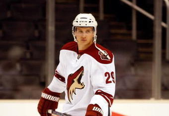 LOS ANGELES, CA - SEPTEMBER 15:  Lauri Korpikoski #29 of the Phoenix Coyotes warms up prior to the game against the Los Angeles Kings at Staples Center on September 15, 2009 in Los Angeles, California.  (Photo by Jeff Gross/Getty Images)