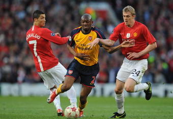 MANCHESTER, ENGLAND - APRIL 29:  Abou Diaby of Arsenal battles for the ball with Darren Fletcher of Manchester United during the UEFA Champions League Semi Final First Leg match between Manchester United and Arsenal at Old Trafford on April 29, 2009 in Manchester, England.  (Photo by Shaun Botterill/Getty Images)