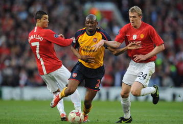 MANCHESTER, ENGLAND - APRIL 29:  Abou Diaby of Arsenal battles for the ball with Darren Fletcher of Manchester United during the UEFA Champions League Semi Final First Leg match between Manchester United and Arsenal at Old Trafford on April 29, 2009 in Manchester, England.  (Photo by Shaun Botterill/Getty Images)