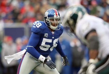 EAST RUTHERFORD, NJ - DECEMBER 7:  Antonio Pierce #58 of the New York Giants gets ready on the field against the Philadelphia Eagles at Giants Stadium on December 7, 2008 in East Rutherford, New Jersey. (Photo by Nick Laham/Getty Images)