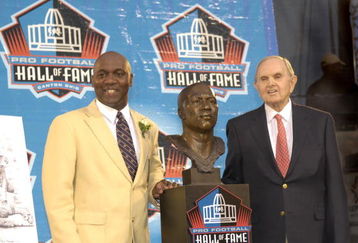 CANTON, OH - AUGUST 04: Thurman Thomas (L) and Buffalo Bills owner Ralph Wilson pose with Thomas' bust during the Class of 2007 Pro Football Hall of Fame Enshrinement Ceremony August 4, 2007 in Canton, Ohio. (Photo by Al Messerschmidt/Getty Images)