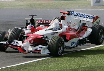 SUZUKA, JAPAN - OCTOBER 9:  Jarno Trulli of Italy and Toyota collides with Takuma Sato of Japan and BAR during the Japan F1 Grand Prix at the Suzuka Circuit on October 9, 2005 in Suzuka, Japan.  (Photo by Clive Mason/Getty Images)