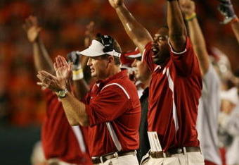MIAMI GARDENS, FL - OCTOBER 3:   Head coach Bob Stoops of the Oklahoma Sooners celebrates the touchdown scored by wide receiver Cameron Kenney #6 (not pictured) in the first quarter of the game against the Miami Hurricanes on October 3, 2009 at Landshark Stadium in Miami Gardens, Florida. (Photo by Doug Benc/Getty Images)