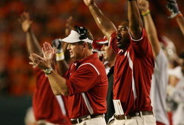 MIAMI GARDENS, FL - OCTOBER 3:   Head coach Bob Stoops of the Oklahoma Sooners celebrates the touchdown scored by wide receiver Cameron Kenney #6 (not pictured) in the first quarter of the game against the Miami Hurricanes on October 3, 2009 at Landshark Stadium in Miami Gardens, Florida. (Photo by Doug Benc/Getty Images)
