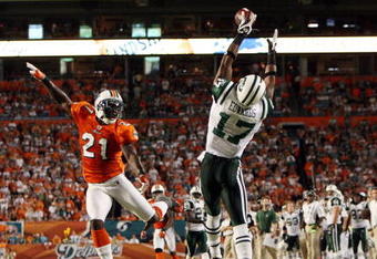 MIAMI - OCTOBER 12:  Wide receiver Braylon Edwards #17 of the New York Jets catches an apparent touchdown pass that was overturned on appeal over cornerback Vontae Davis #21 of the Miami Dolphins at Land Shark Stadium on October 12, 2009 in Miami, Florida. The Dolphins defeated the Jets 31-27.  (Photo by Doug Benc/Getty Images)