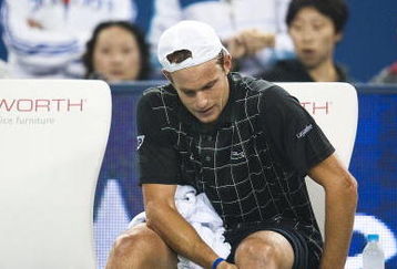 SHANGHAI, CHINA - OCTOBER 13:  Andy Rodick of the United States examines his knee before retiring from his match against Stanilas Wawrinka of Switzerland during day three of 2009 Shanghai ATP Masters 1000 at the Qi Zhong Tennis Centre in Shanghai.  (Photo by Victor Fraile/Getty Images)