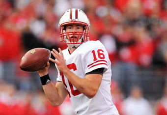 COLUMBUS, OH - OCTOBER 10:  Quarterback Scott Tolzien #16 of the Wisconsin Badgers passes against the Ohio State Buckeyes at Ohio Stadium on October 10, 2009 in Columbus, Ohio.  (Photo by Jamie Sabau/Getty Images)