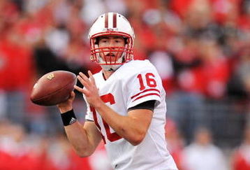 COLUMBUS, OH - OCTOBER 10:  Quarterback Scott Tolzien #16 of the Wisconsin Badgers passes against the Ohio State Buckeyes at Ohio Stadium on October 10, 2009 in Columbus, Ohio.  (Photo by Jamie Sabau/Getty Images)