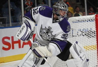 UNIONDALE, NY - OCTOBER 12:  Jonathan Quick #32 of the Los Angeles Kings tends net against the New York Islanders at the Nassau Coliseum on October 12, 2009 in Uniondale, New York.  (Photo by Bruce Bennett/Getty Images)