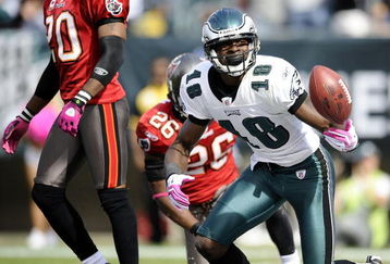 PHILADELPHIA - OCTOBER 11:  Jeremy Maclin #18 of the Philadelphia Eagles celebrates his touchdown in front of Will Allen #26 of the Tampa Bay Buccaneers at Lincoln Financial Field on October 11, 2009 in Philadelphia, Pennsylvania.  (Photo by Jeff Zelevansky/Getty Images)
