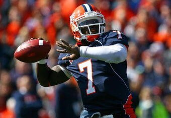 CHAMPAIGN, IL - OCTOBER 10: Juice Williams #7 of the Illinois Fighting Illini throws a pass against the Michigan State Spartans on October 10, 2009 at Memorial Stadium at the University of Illinois in Champaign, Illinois. Michigan State defeated Illinois 24-14. (Photo by Jonathan Daniel/Getty Images)