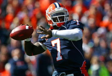 CHAMPAIGN, IL - OCTOBER 10: Juice Williams #7 of the Illinois Fighting Illini throws a pass against the Michigan State Spartans on October 10, 2009 at Memorial Stadium at the University of Illinois in Champaign, Illinois. Michigan State defeated Illinois 24-14. (Photo by Jonathan Daniel/Getty Images)