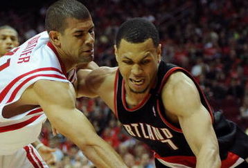 HOUSTON - APRIL 24:  Guard Brandon Roy #7 of the Portland Trail Blazers dribbles the ball past Shane Battier #31 of the Houston Rockets in Game Three of the Western Conference Quarterfinals during the 2009 NBA Playoffs at Toyota Center on April 24, 2009 in Houston, Texas. NOTE TO USER: User expressly acknowledges and agrees that, by downloading and or using this photograph, User is consenting to the terms and conditions of the Getty Images License Agreement.  (Photo by Ronald Martinez/Getty Images)