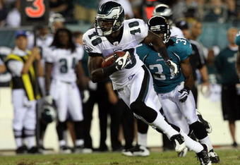 PHILADELPHIA - AUGUST 27:  Jeremy Maclin #18 of the Philadelphia Eagles runs the ball against the Jacksonville Jaguars on August 27, 2009 at Lincoln Financial Field in Philadelphia, Pennsylvania.  (Photo by Jim McIsaac/Getty Images)