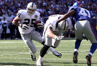 EAST RUTHERFORD, NJ - OCTOBER 11:  Justin Fargas #25 of the Oakland Raiders rns the ball against the New York Giants on October 11, 2009 at Giants Stadium in East Rutherford, New Jersey.  (Photo by Jim McIsaac/Getty Images)