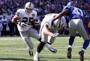 EAST RUTHERFORD, NJ - OCTOBER 11:  Justin Fargas #25 of the Oakland Raiders rns the ball against the New York Giants on October 11, 2009 at Giants Stadium in East Rutherford, New Jersey.  (Photo by Jim McIsaac/Getty Images)