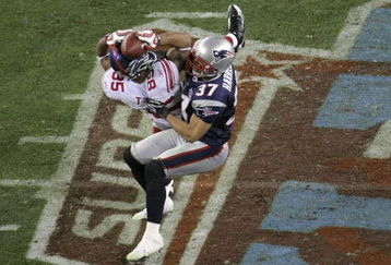 GLENDALE, AZ - FEBRUARY 03:  David Tyree #85 of the New York Giants catches a 32-yard pass from Eli Manning #10 as Rodney Harrison #37 of the New England Patriots attempts to knock it out in the fourth quarter of Super Bowl XLII on February 3, 2008 at the University of Phoenix Stadium in Glendale, Arizona. The Giants defeated the Patriots 17-14.  (Photo by Doug Pensinger/Getty Images)